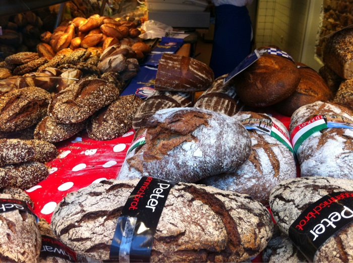 Vorne der schwarze Peter, dahinter das Toskanische Landbrot