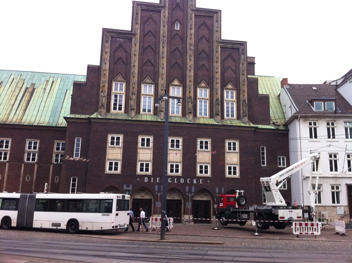 Die Glocke in Bremen, hier haben wir Torfrock, Leo Kottke, Klaus Hoffmann, Herman van Veen und andere mehr gesehen und geh&ouml;rt. Oder auch Der Nussknacker von Tschaikowsky als Ballett wurde dort aufgef&uuml;hrt.