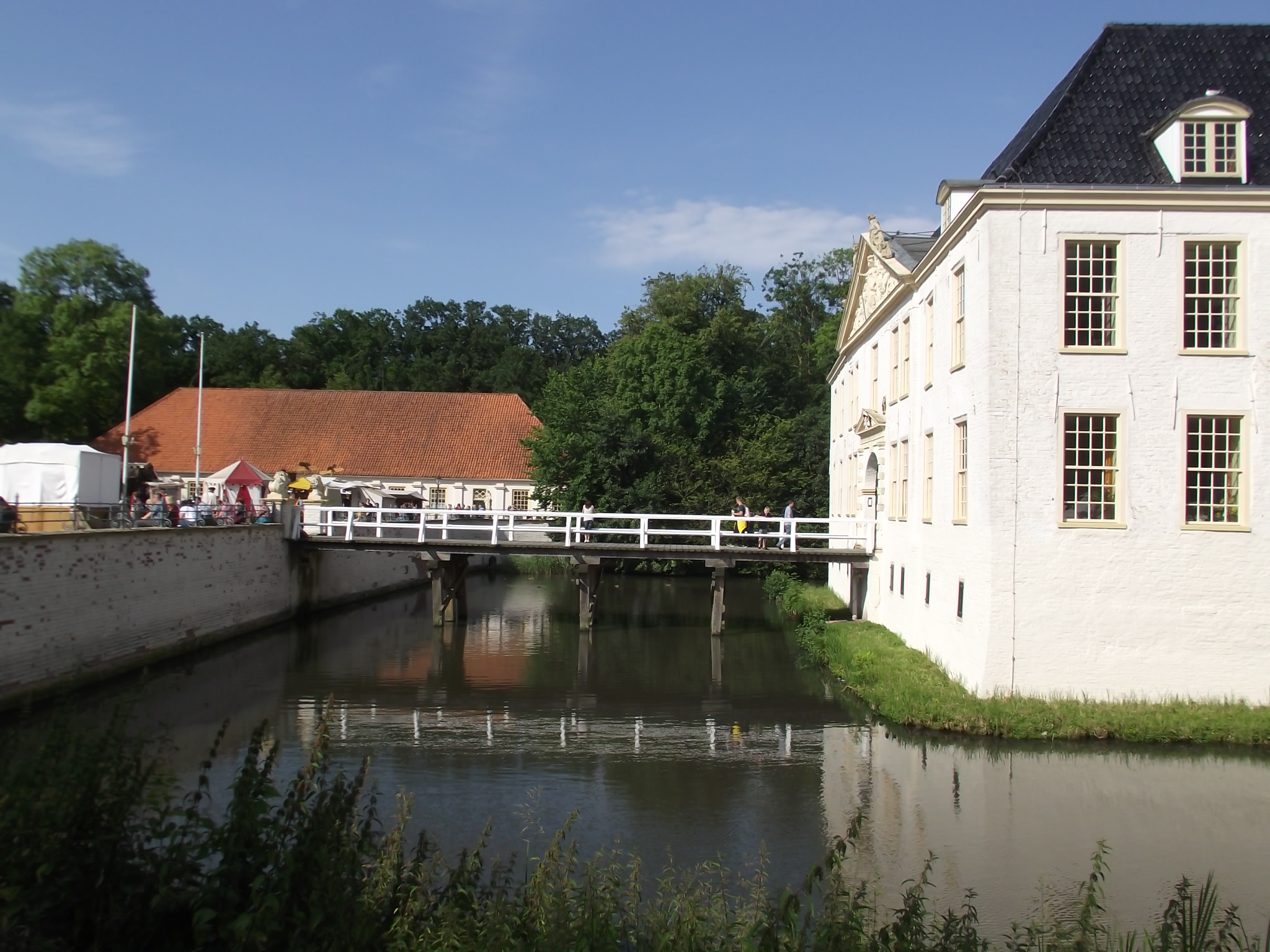 Wasserschloß und Schule in Dornum