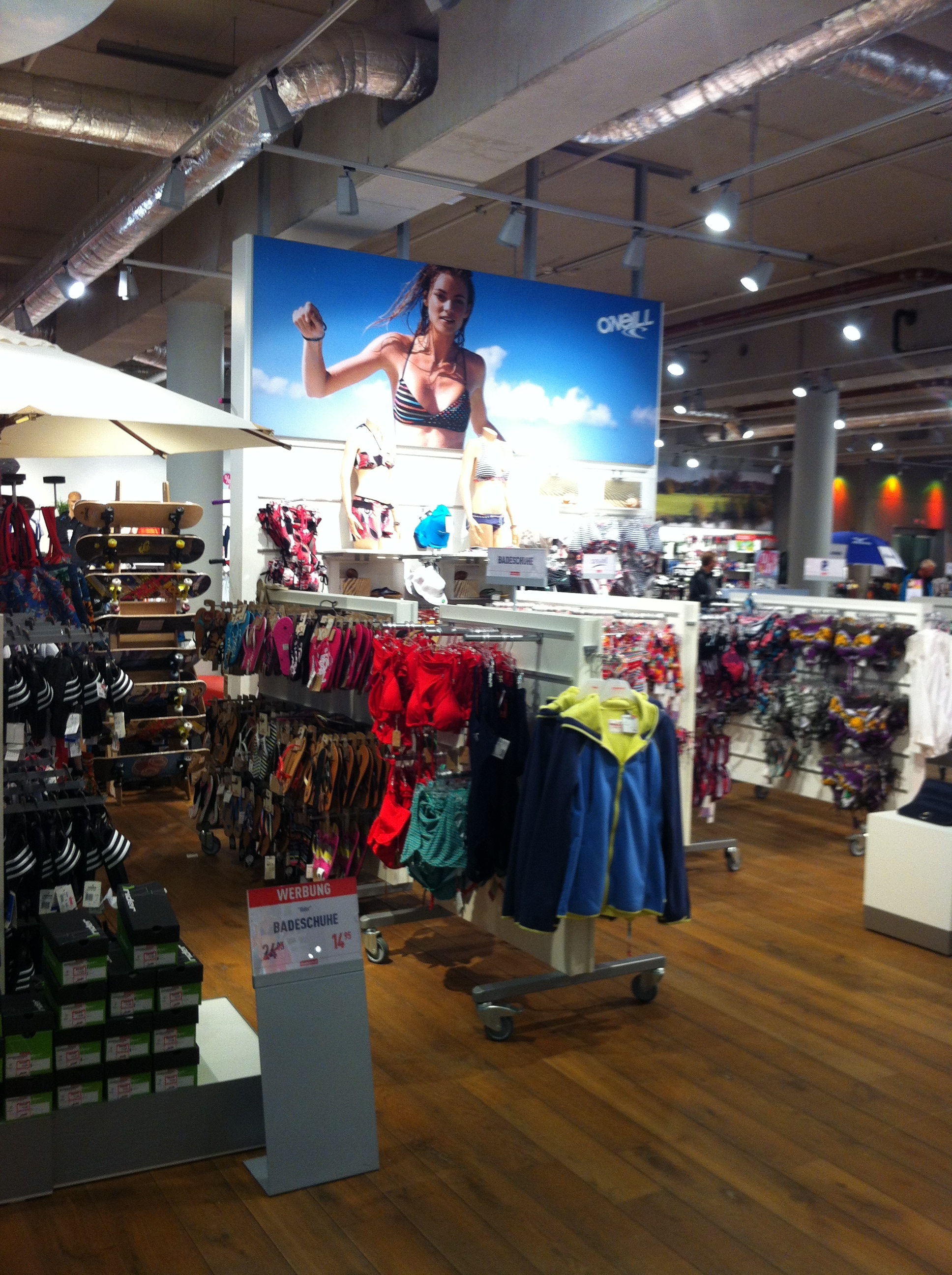 Shopping bei Dodenhof in Posthausen - Bademoden für 2012
