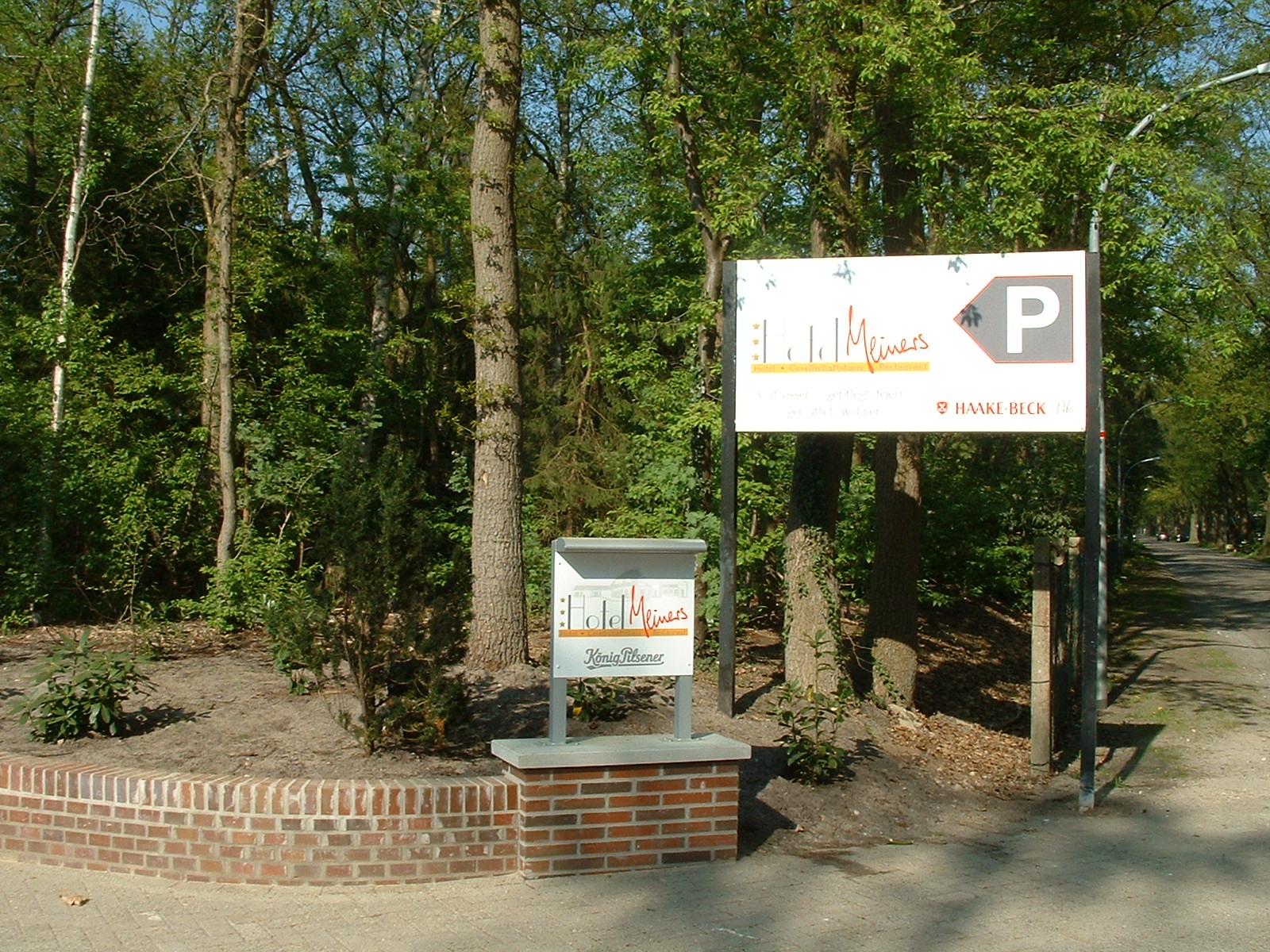 Dorfkrug Meiners in Hatterwüsting - großer Parkplatz neben dem Hotel