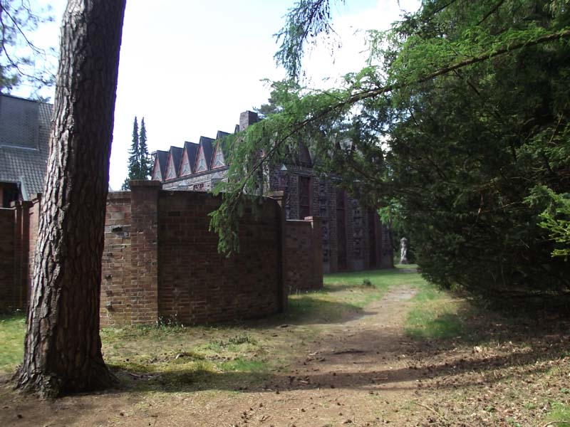 Blick vorbei an der Mauer vom Klostergarten