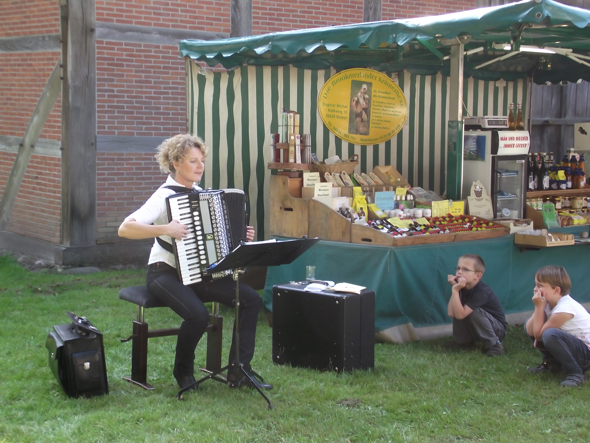 Museumsdorf Cloppenburg - &quot;Genuss im Nordwesten&quot; am 25.9.2011 - Schöne Musik zu der Wurst, das ist nicht die Käuterhexe vom Stand daneben