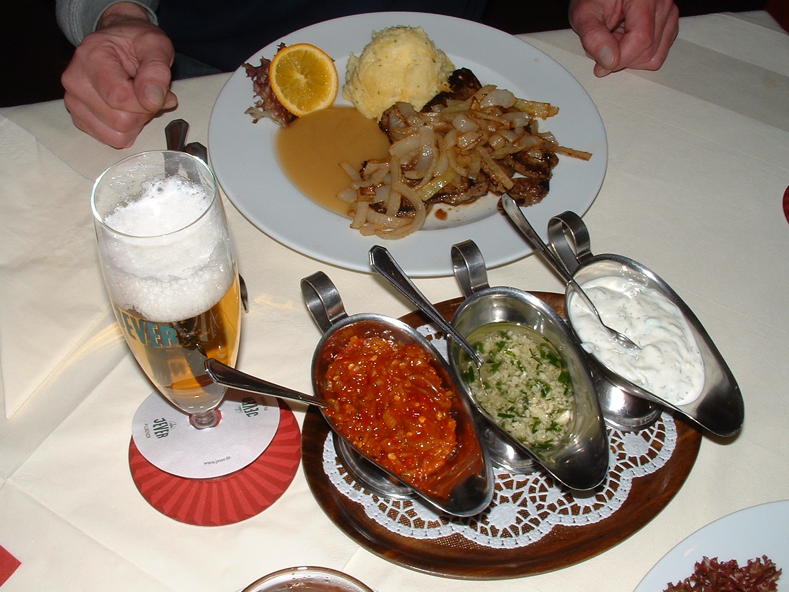 Rinderleber mit Püree, Röstzwiebeln und Apfelmus für 6,90 €
Die im Internet angebotenen Röstkartoffeln wurden nachgereicht. Dazu drei Soßen für alle Gäste am Tisch