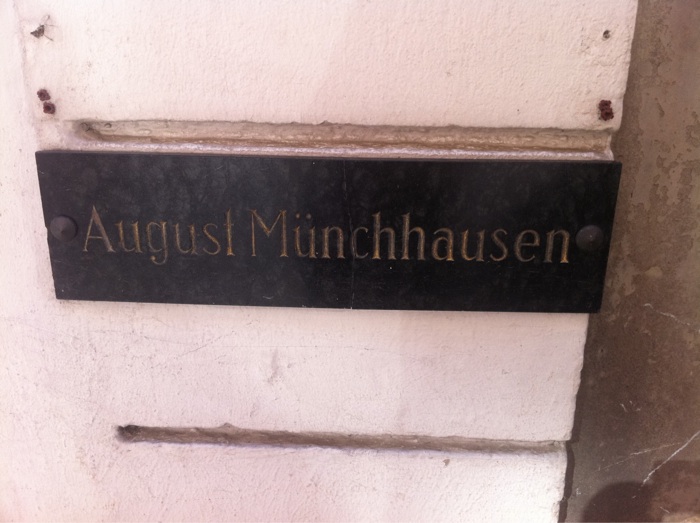 Altes Firmenschild des Gr&uuml;nders August M&uuml;nchhausen in Bremen