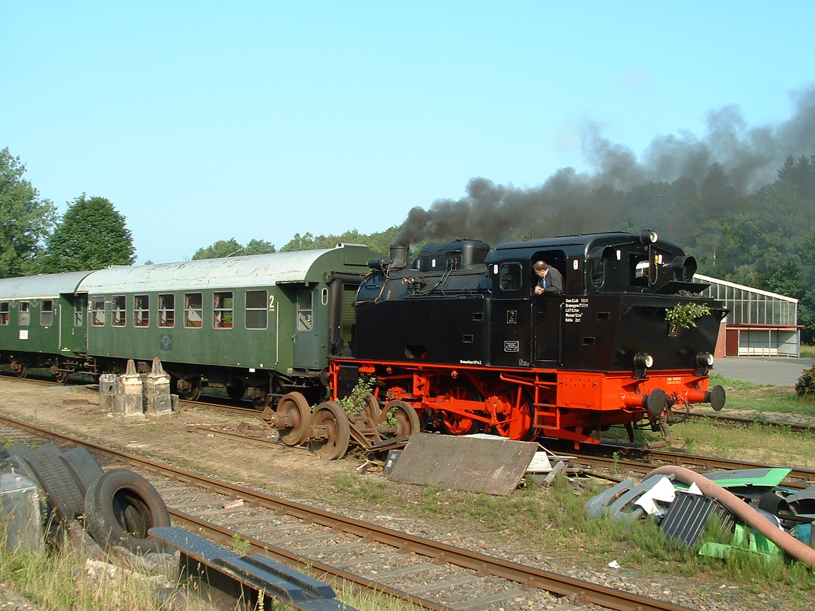 Der Zug kommt eingefahren am Bahnhof Harpstedt und holt die Güterwaggons ab