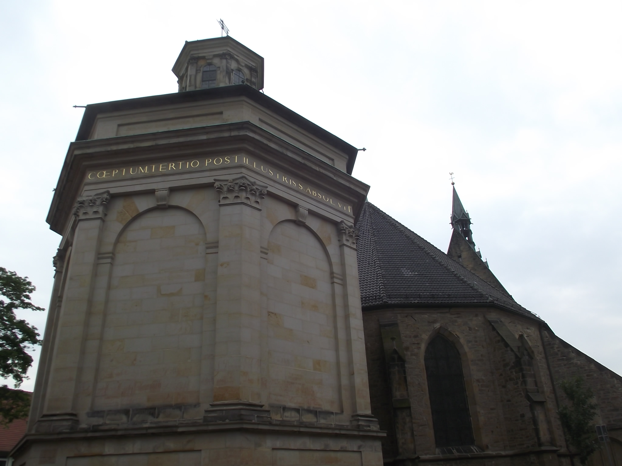 Das siebeneckige Mausoleum in Stadthagen hinter dem Chor der St. Martini Kirche