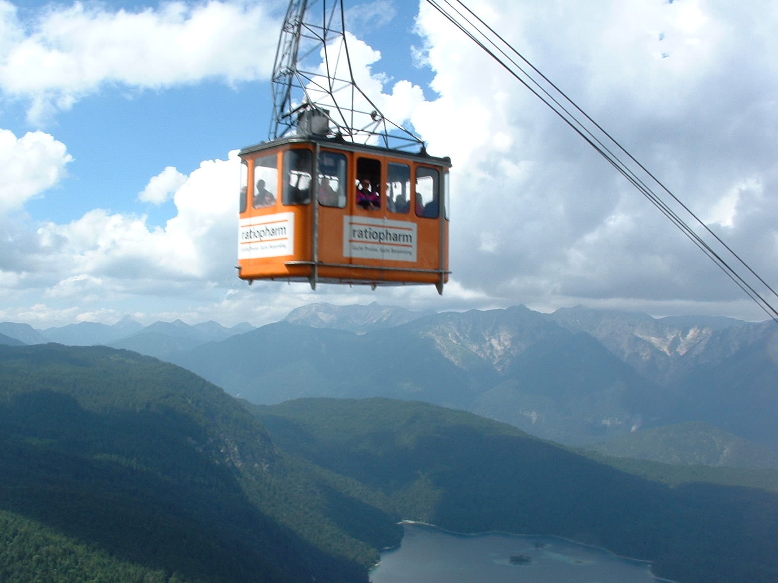 Bie Seilbahn von unten, Blick auf die andere Gondel