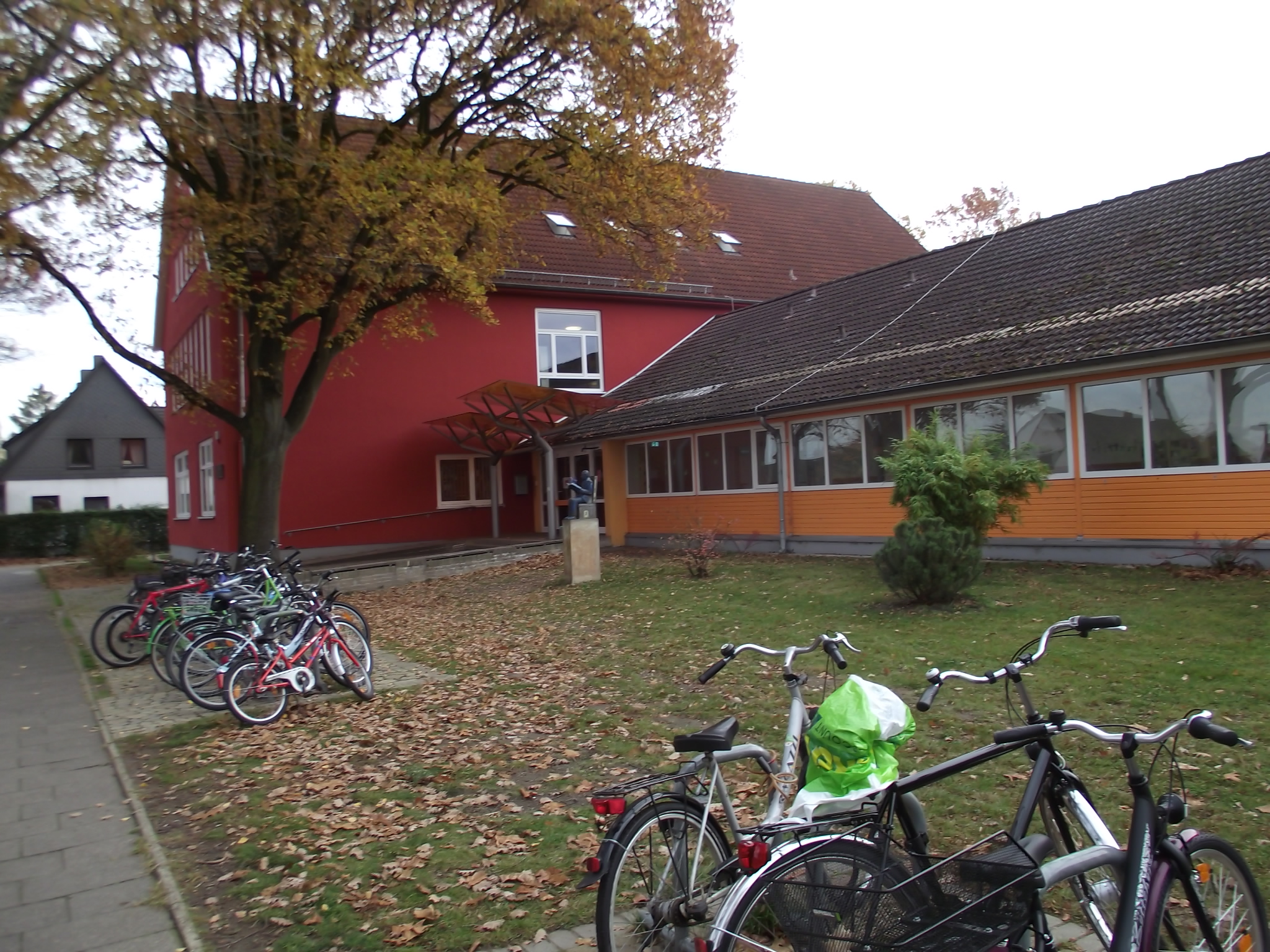 Blick zum Hauptgebäude der Schule, gehört zu den 20 besten Schulen von Deutschland. Alles ist jetzt so bunt hier geworden.