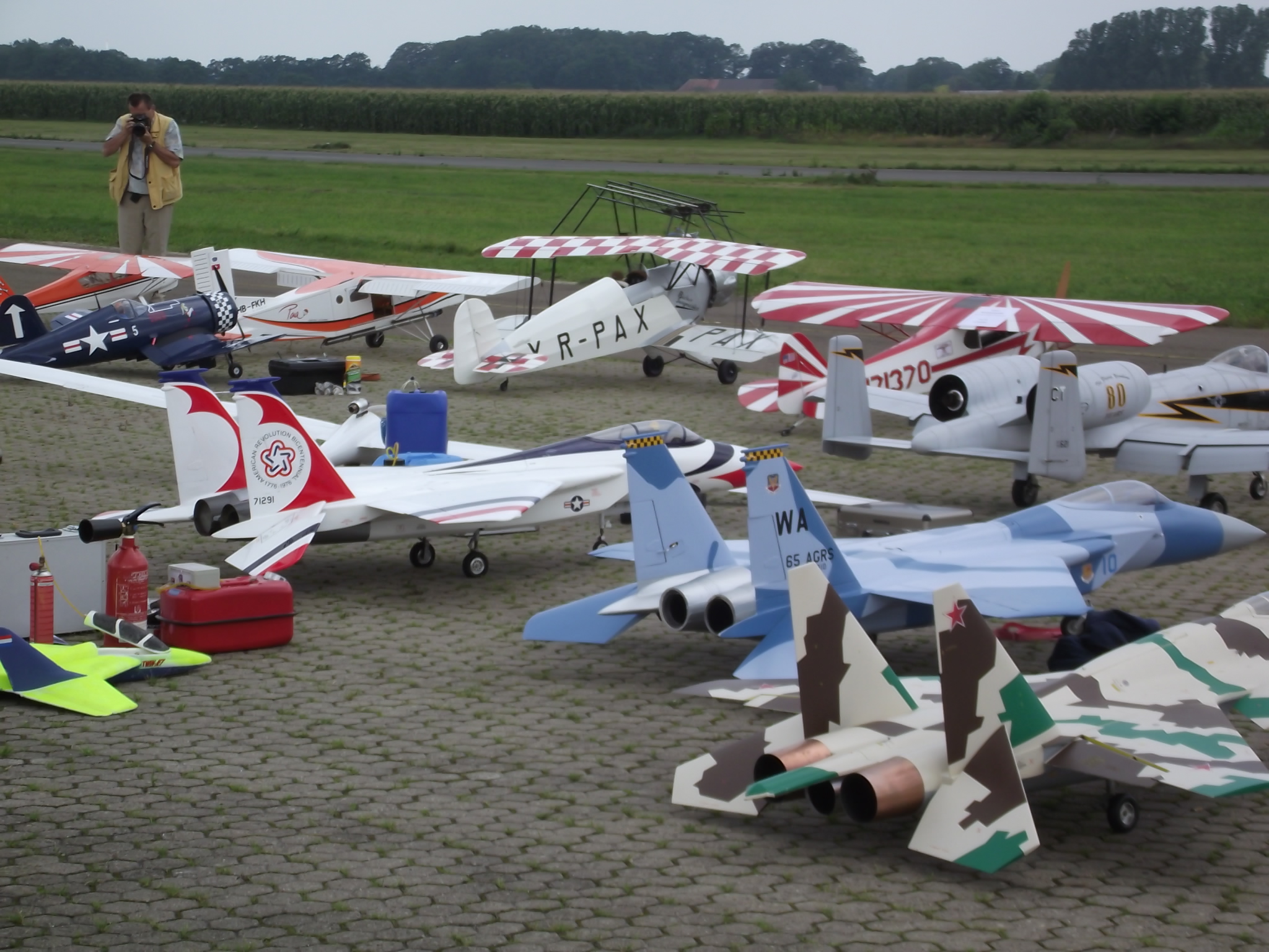 Jet-Flugtage in Ganderkesee - ganz viele verschieden Flugzeugtypen werden hier präsentiert - Ist der andere Fotograph von Qype?