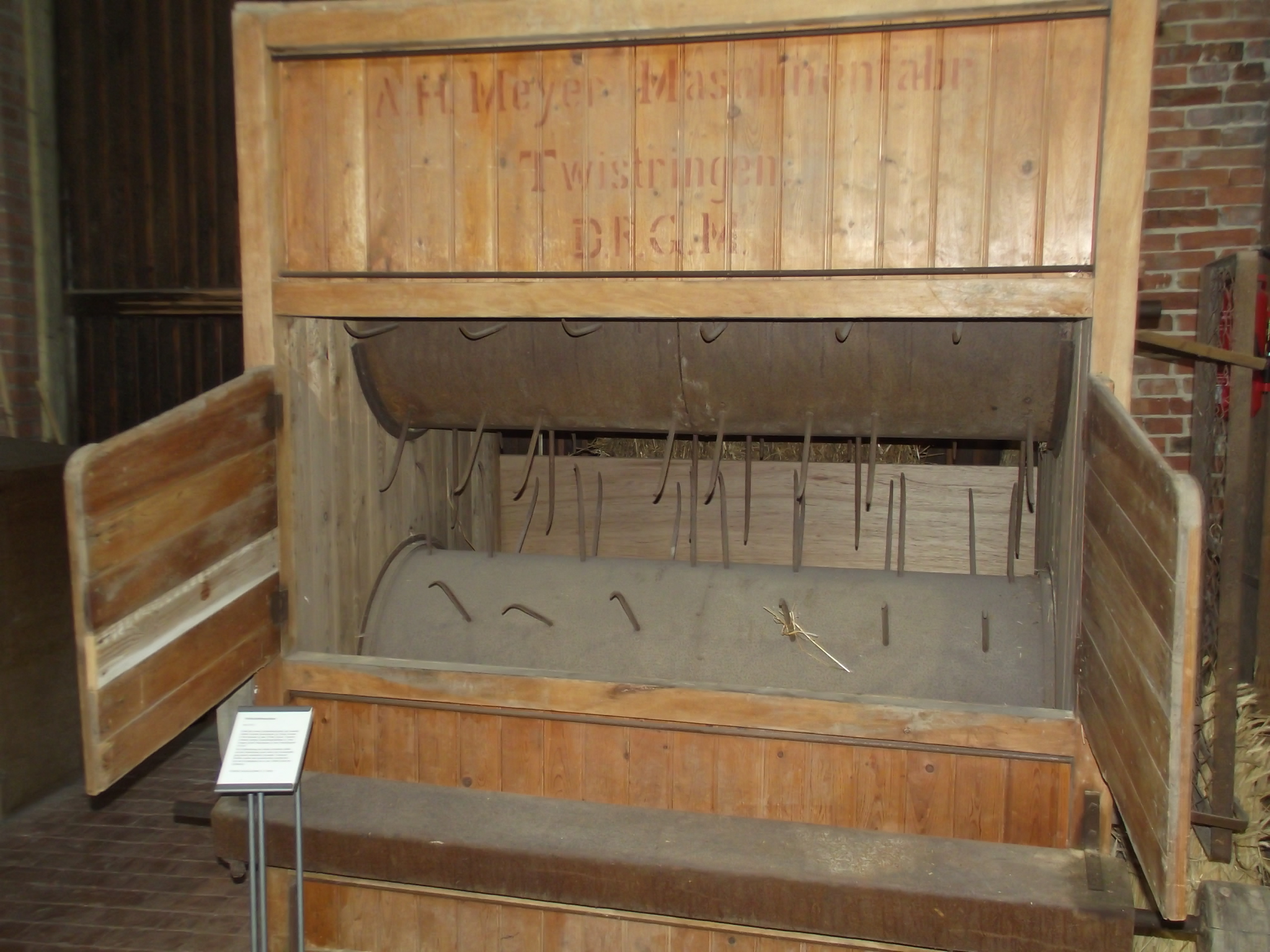 Im Museum der Strohverarbeitung in Twistringen - Austrage Maschine