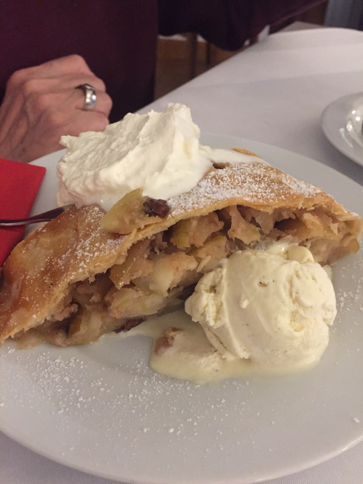 Apfelstrudel mit Eis und Sahne