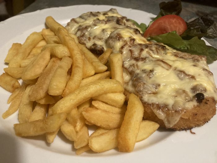 Zwiebelschnitzel mit Pommes 