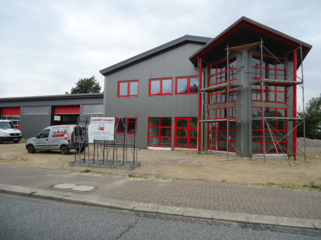 Fenster und Türen in Signalrot