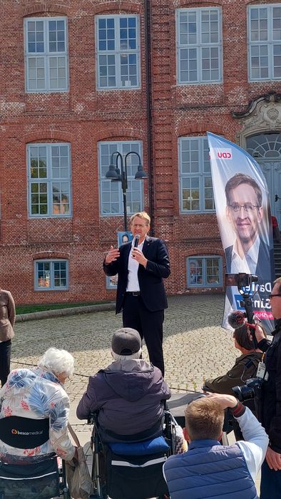 MP Daniel Günther vor der Drostei 5.5.22