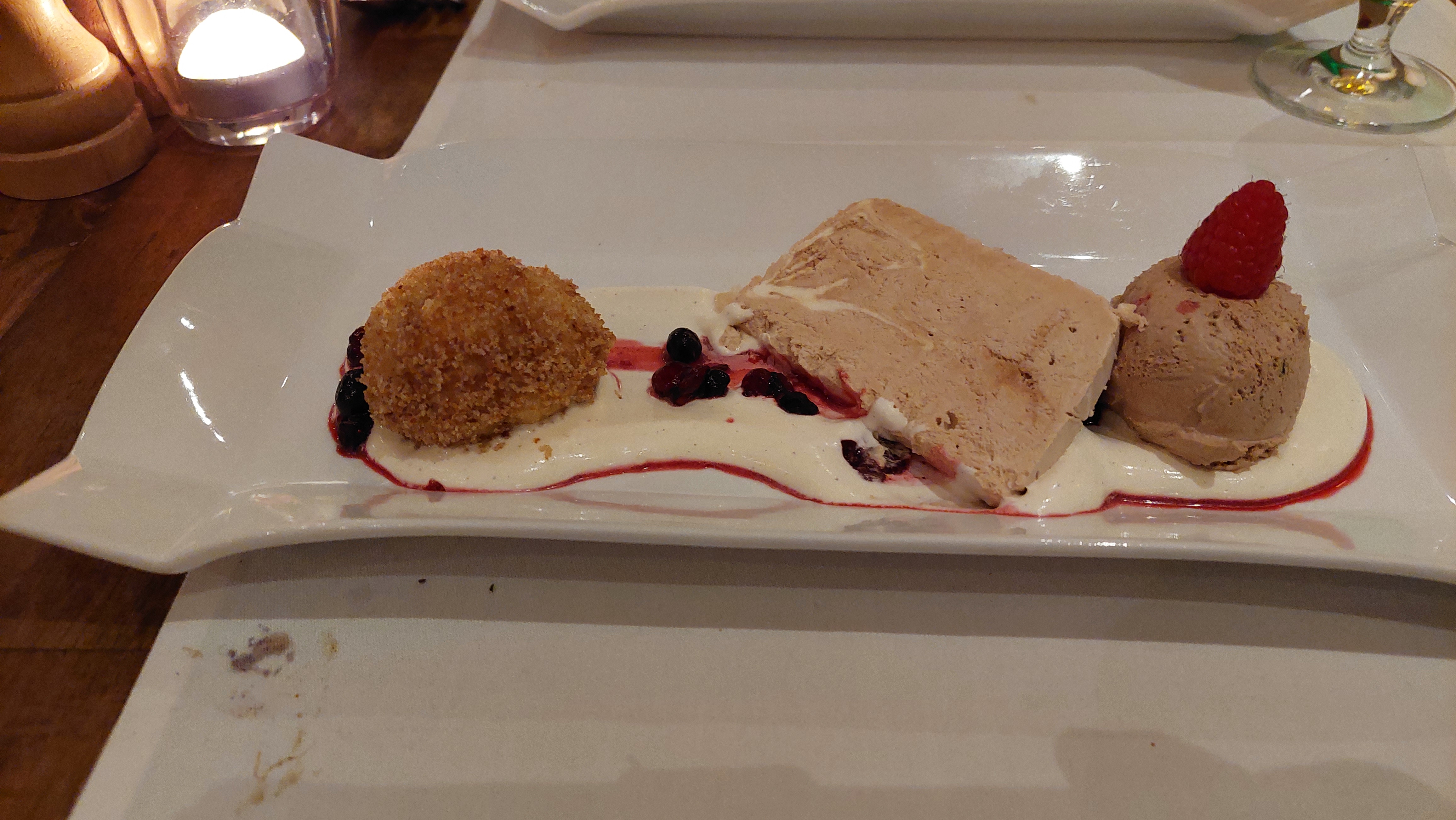 Men&uuml; mit Ente
Trio vom Nougat
Mousse, Topfenkn&ouml;del, Parfait
an eingelegten Beerenfr&uuml;chten
und Kardamomschaum