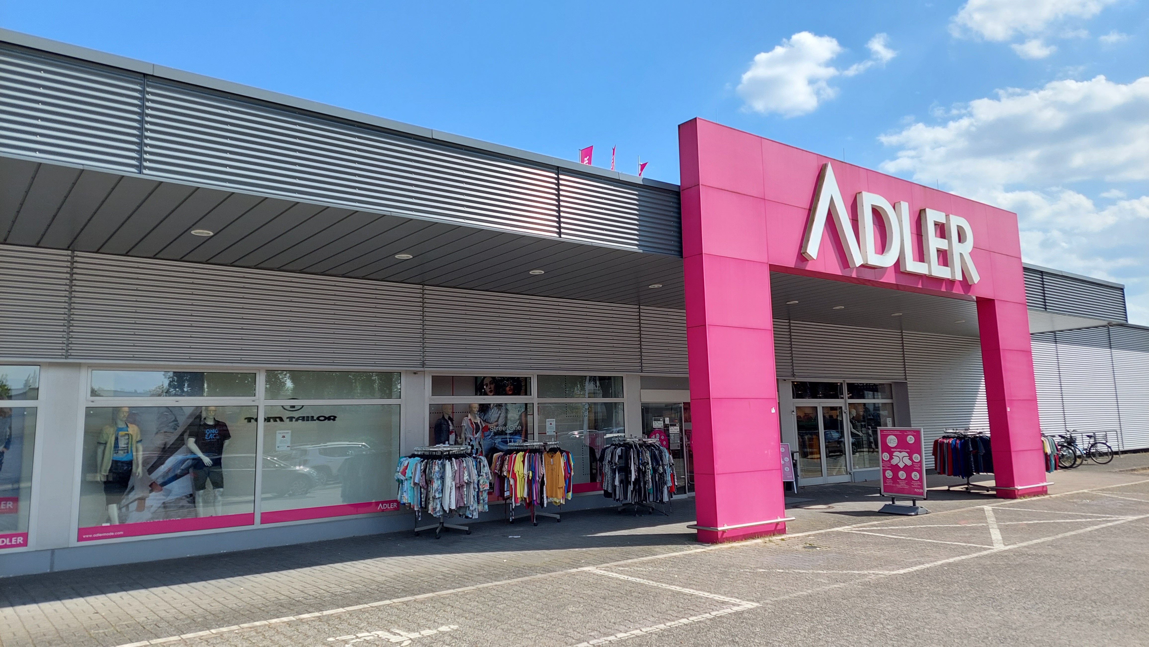 Bild 1 DPD Pickup Paketshop Adler Modemärkte AG in Halstenbek
