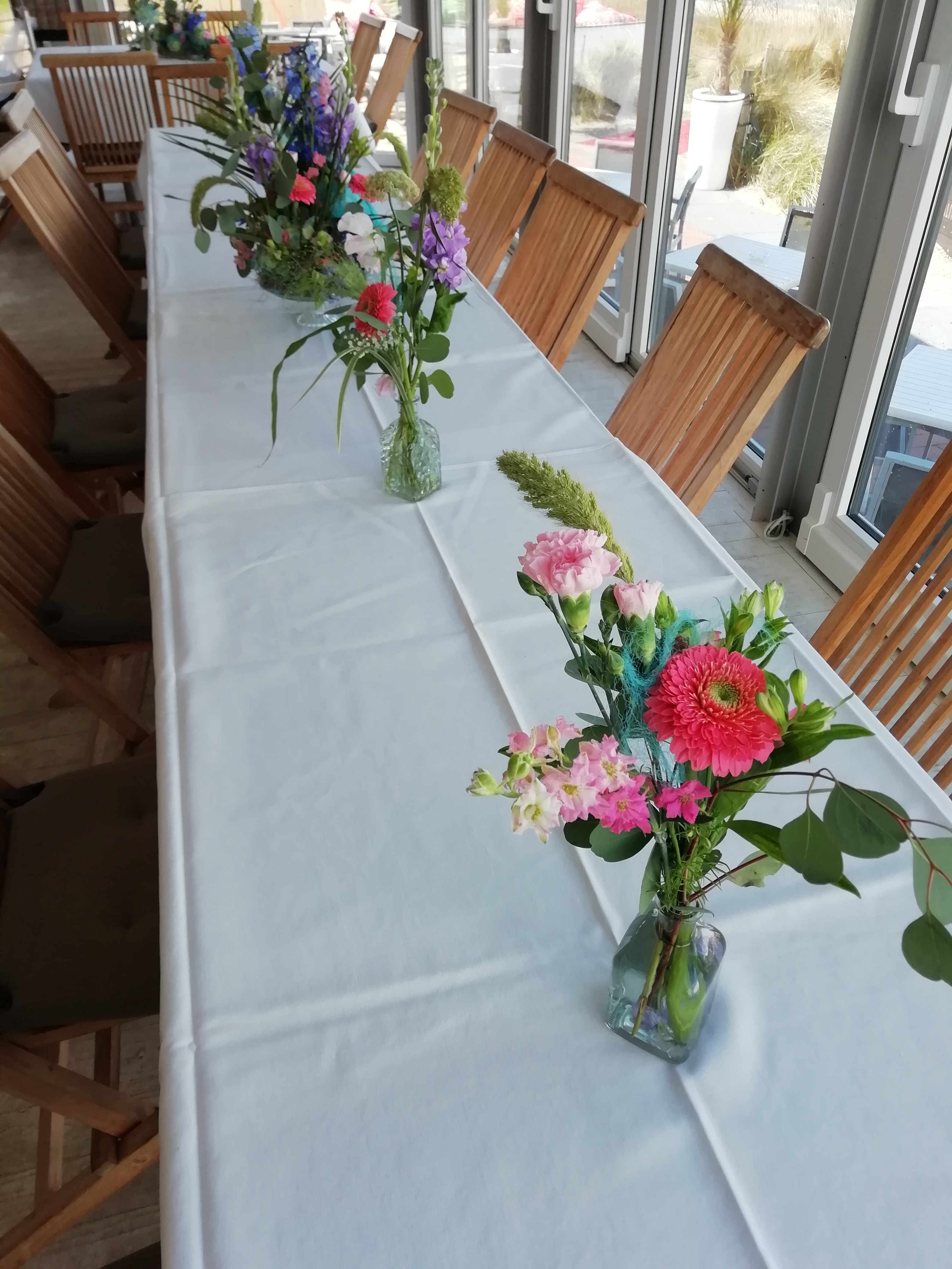 Tischdekoration für eine Hochzeit in der Sunset Stranbar