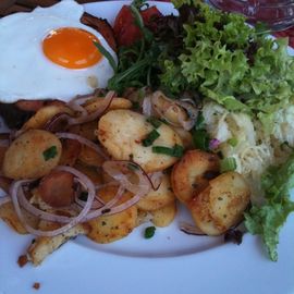 Fleischkäse mit Spiegelei, Bratkartoffeln und Salat