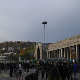 Demo - rechts der Bahnhof