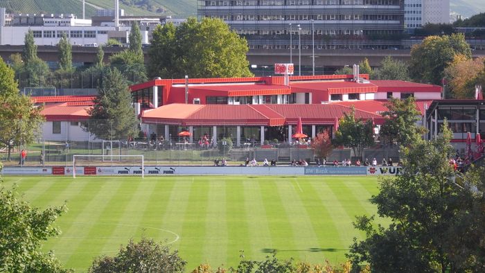 direkt im VFB Clubzentrum, mit Blick auf das Robert-Schlienz-Stadion