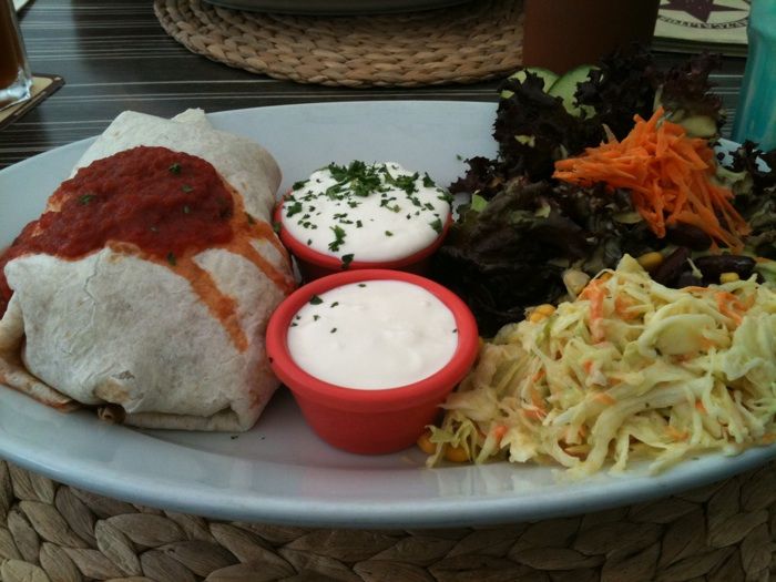 Mein absolutes Lieblingsessen-Burrito Carne mit Dip und Salat
