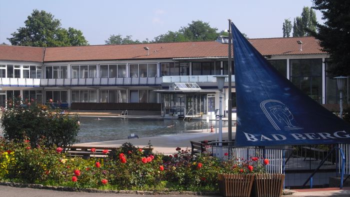 Das Aussenbecken mit 22 Grad warmen Bergquell Wasser