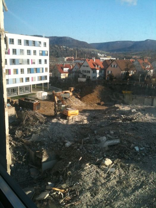 Die Klinik - eine grosse Baustelle, Links schon ein Neubau