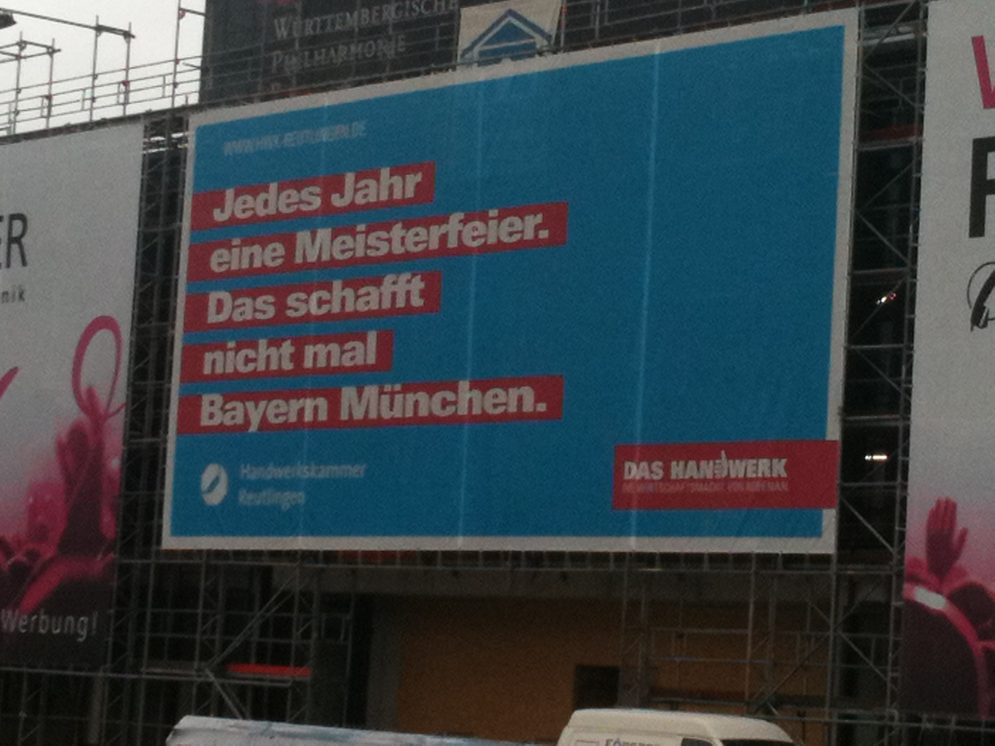 Sehr einfallsreiche Werbung an der Baustelle zur neuen Stadthalle - von der Handwerkskammer Reutlingen!