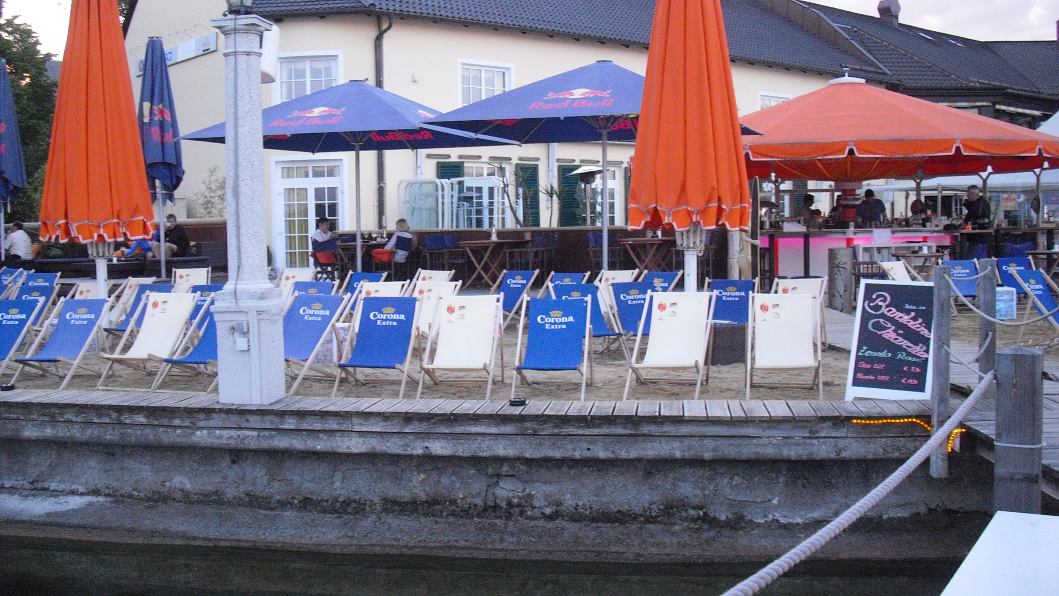 relaxen am Sandstrand im Liegestuhl z.B. mit einem Cocktail