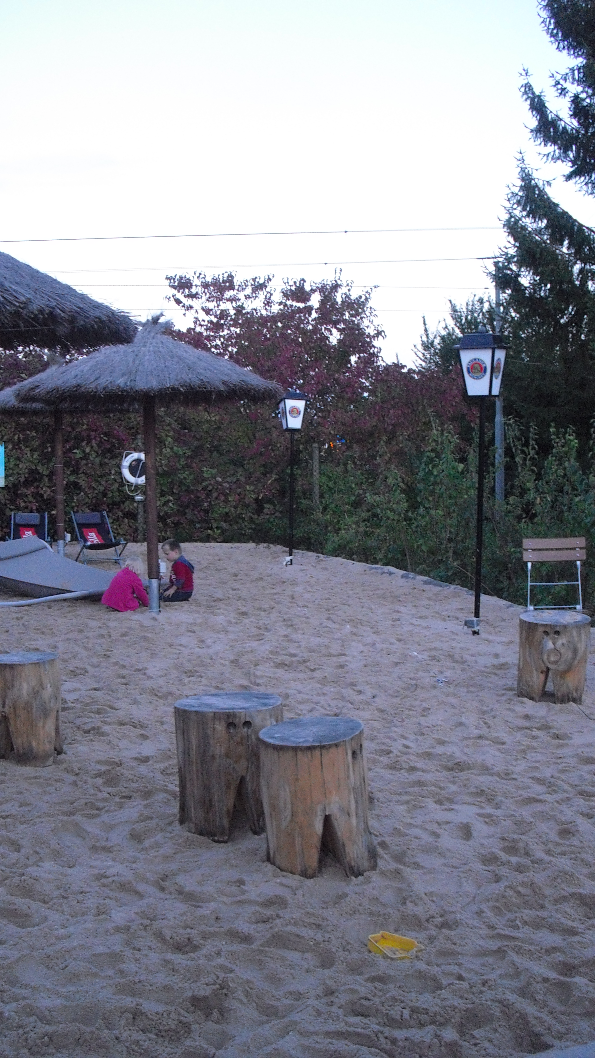 Sandbereich mit Liegestühlen