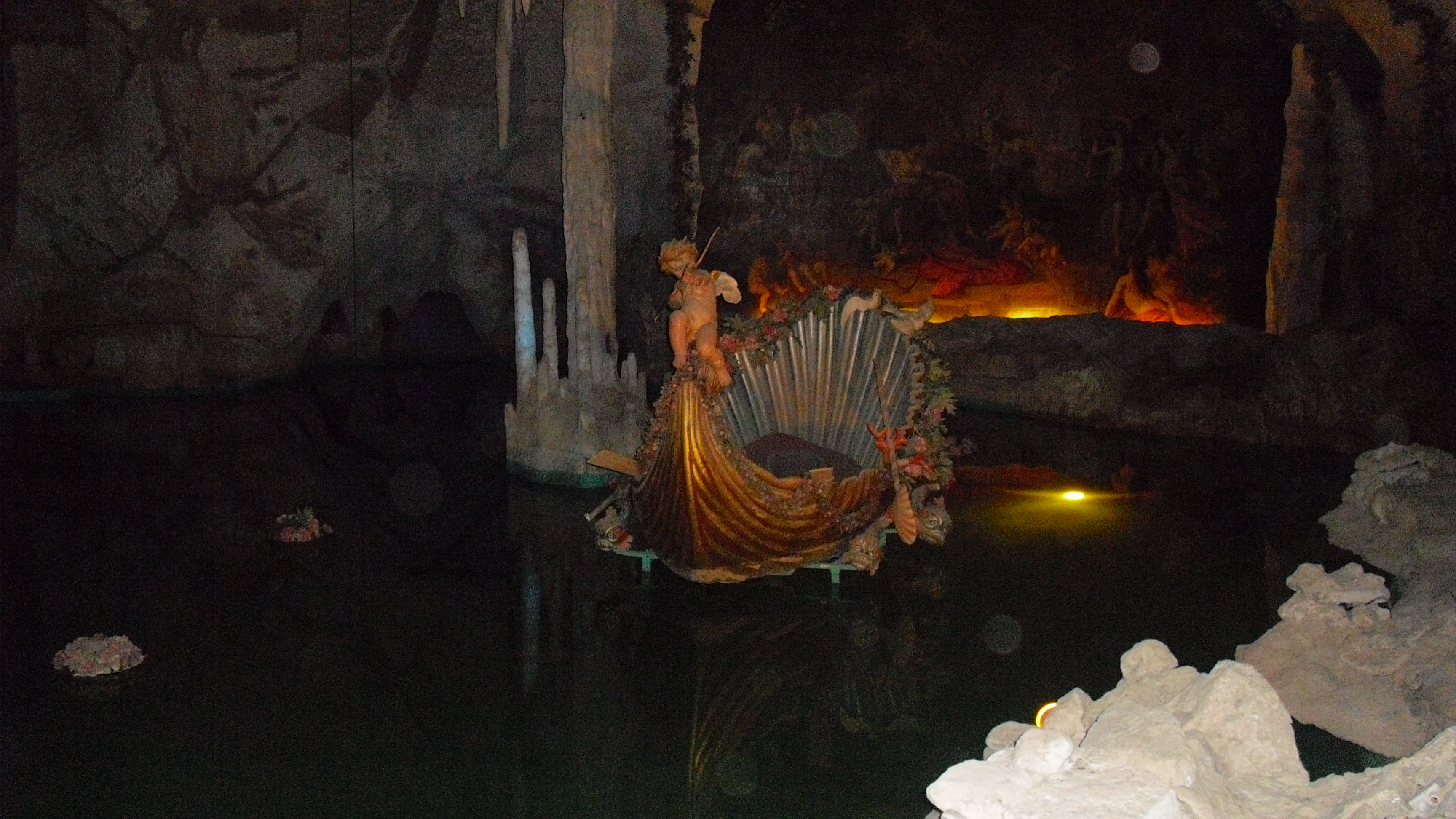 gr&ouml;&szlig;te k&uuml;nstliche angelegte Grotte, im Hintergrund das B&uuml;hnenbild von Wagners Oper