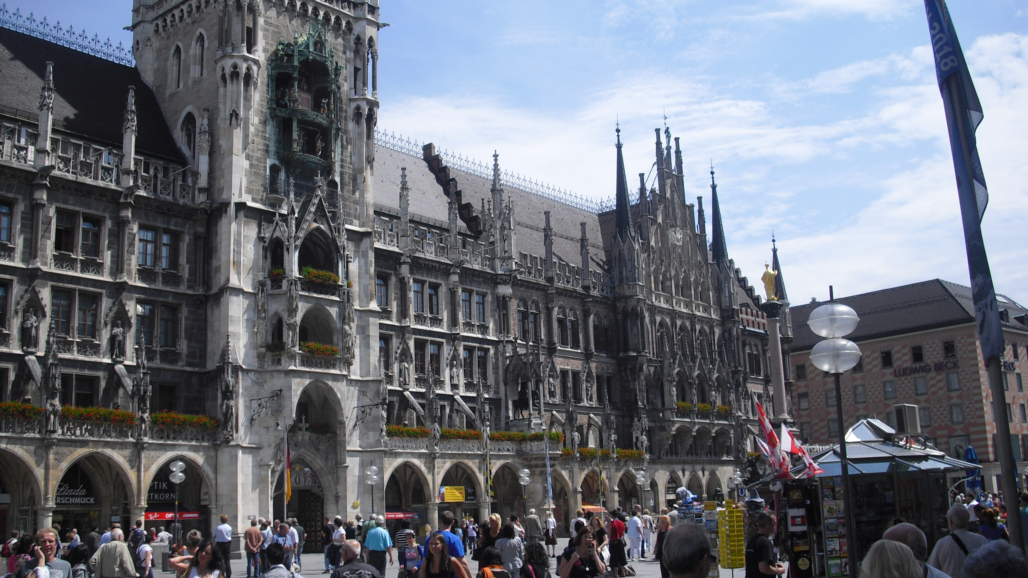 alle warten gespannt auf das Glockenspiel