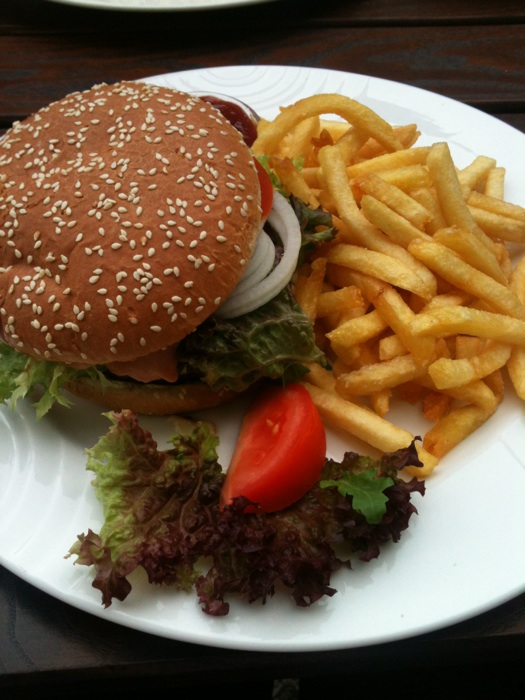 Cheeseburger mit Pommes