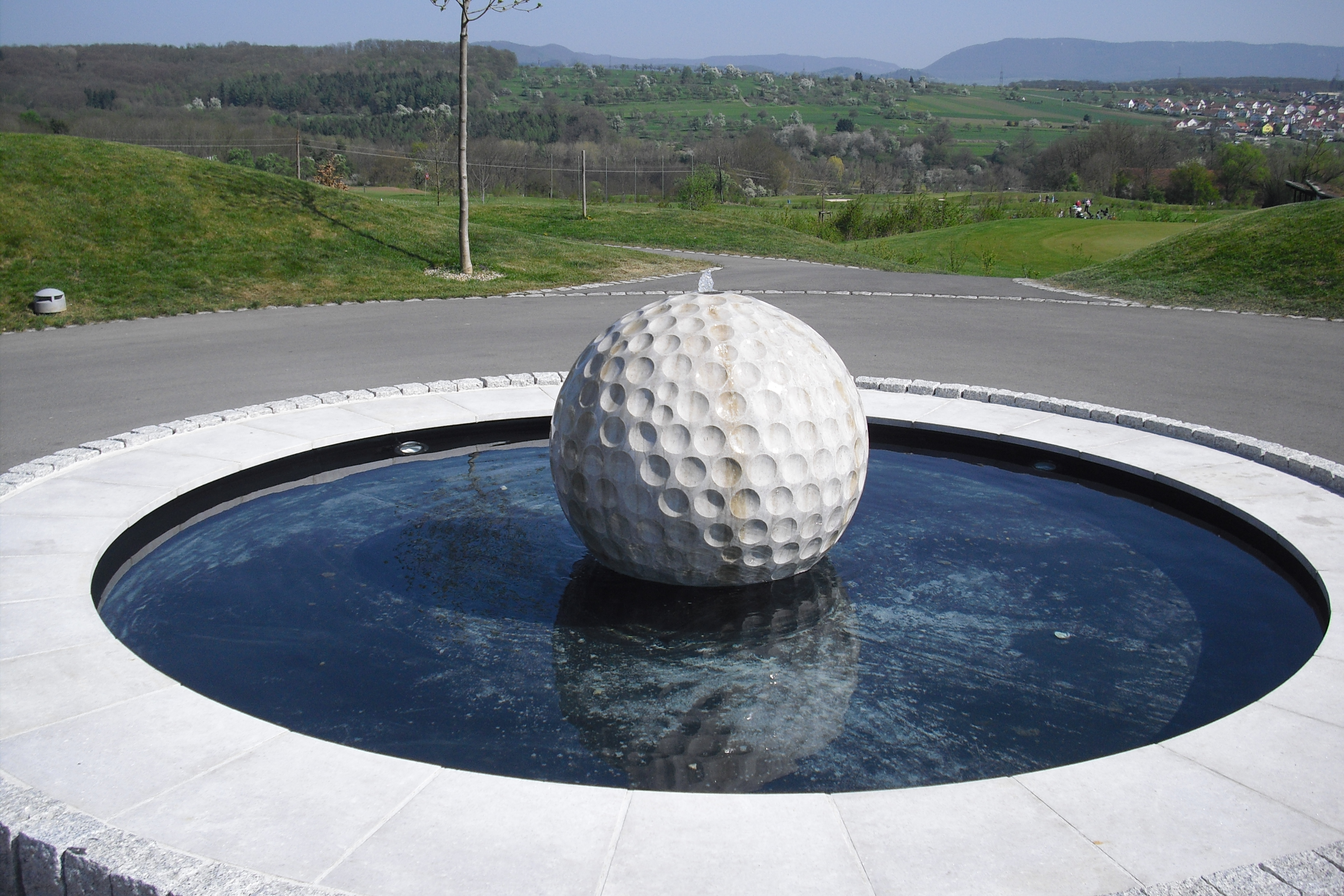 Brunnen vor dem Eingang