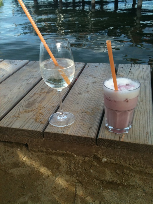 Cocktail und Prosecco am Wasser