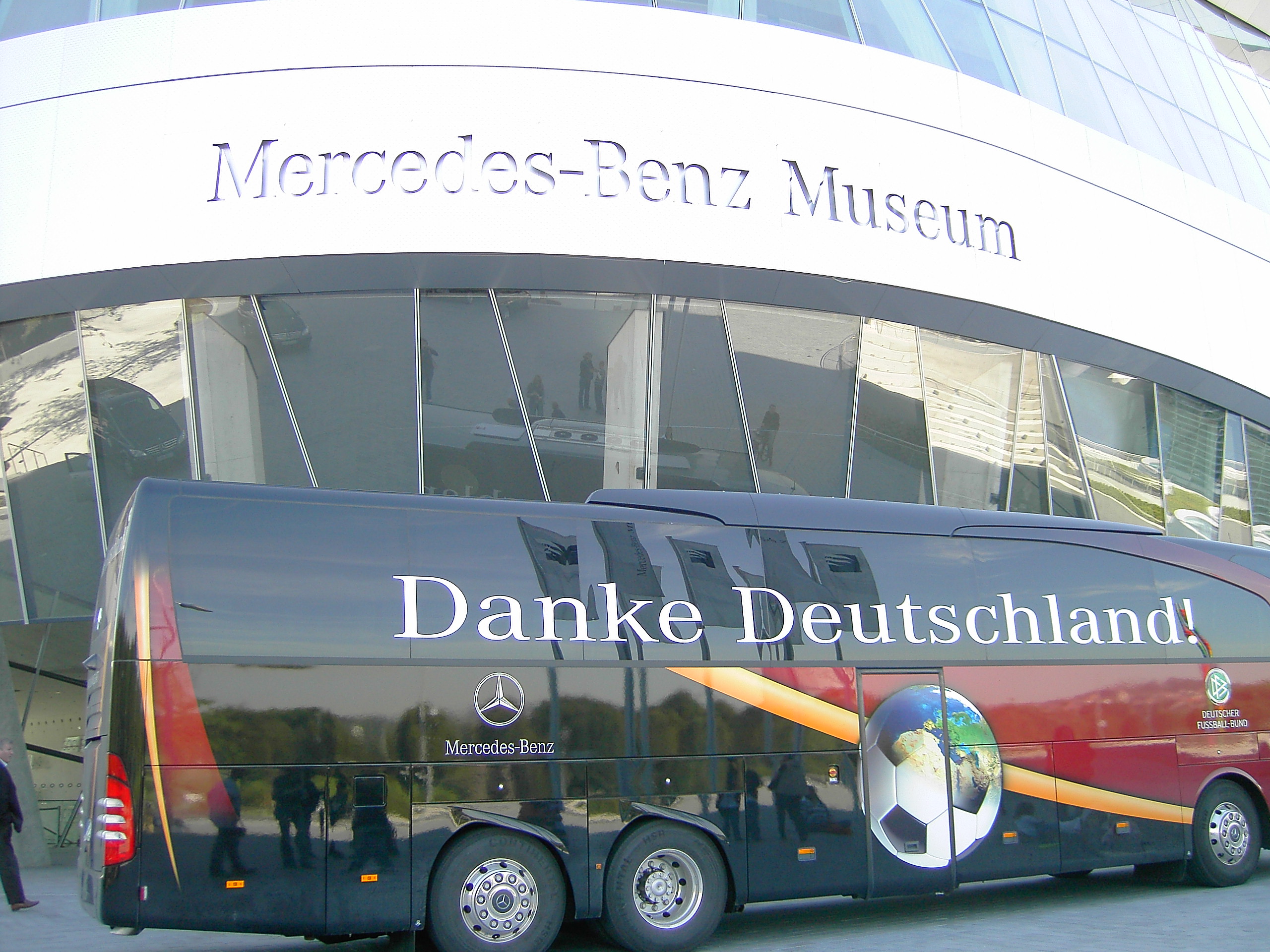 Der Bus der Nationalmannschaft vor dem Mercedes Benz Museum