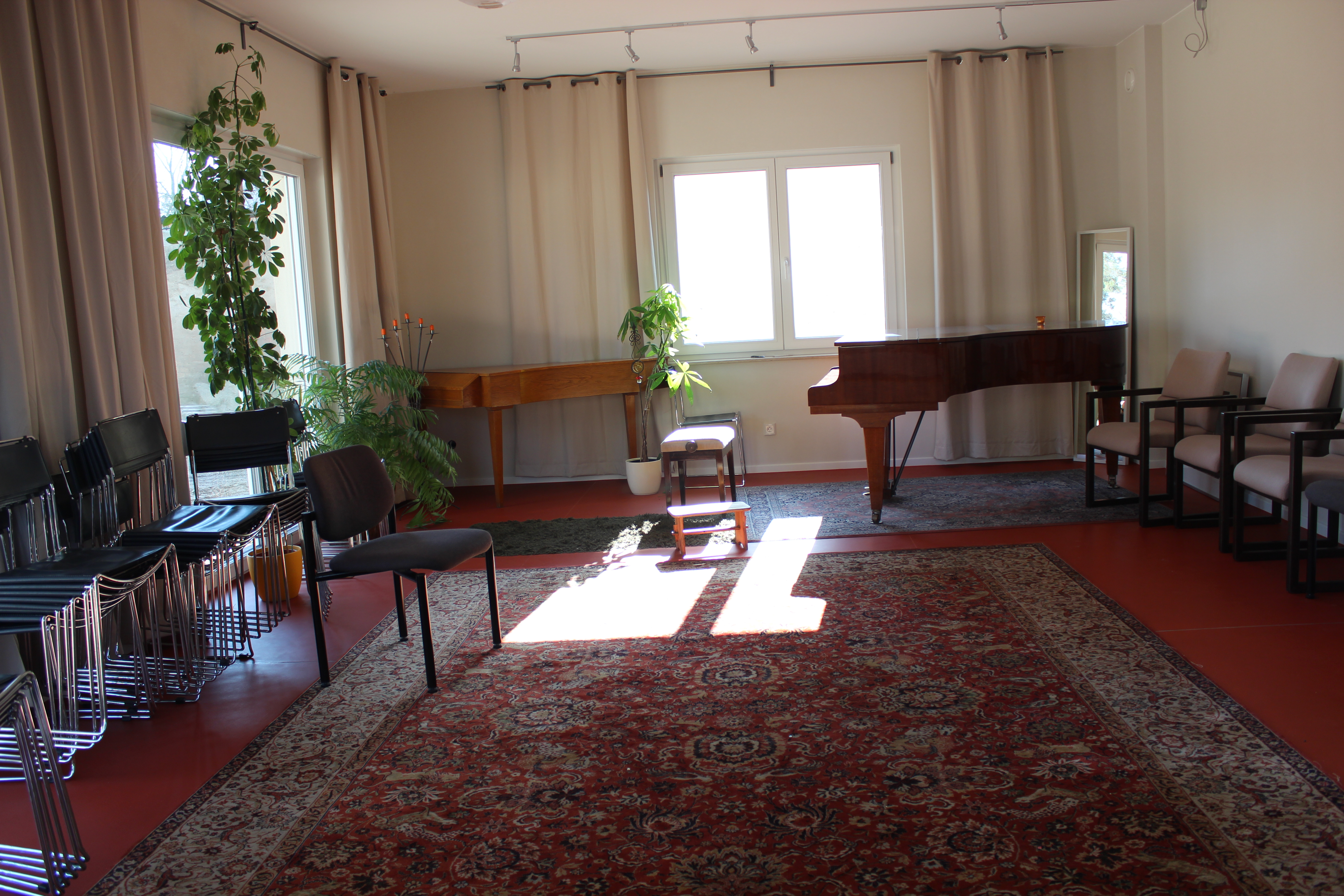 Der Saal, in dem auch Klavierunterricht stattfindet.