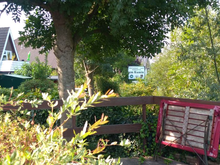 Sicht von der Hauptstraße auf den Biergarten vom AM KAMIN