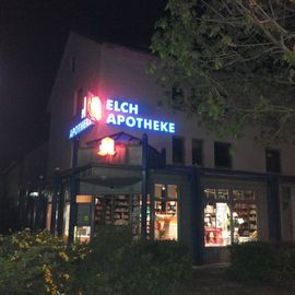 Die Apotheke bei Nacht.