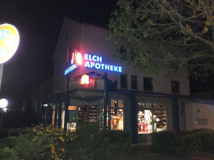 Die Apotheke bei Nacht.