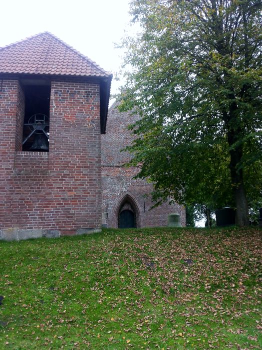 Der Kirchturm und der Eingang zur Kirche