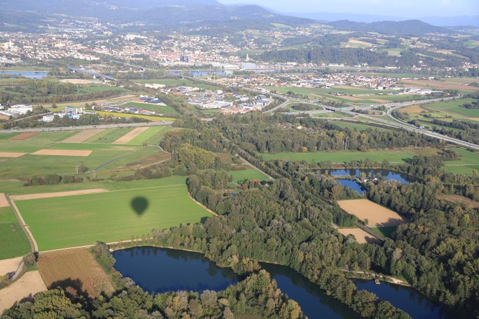 Blick auf Deggendorf mit Ballonschatten im Vordergrund (Foto: sas-medien)