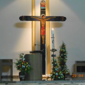 Modernes Kreuz in der Pilgerkirche