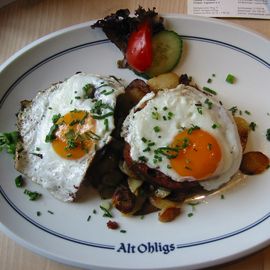 Leberkäse, 2 Stücke,  mit Bratkartoffeln und Spiegeleiern 