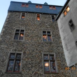 Schloss Burg Seitenansicht am Torbogendurchgang