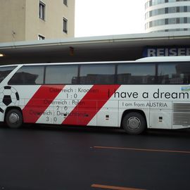 Östereichischer Kollege seinerzeit am Busbahnhof mit der Fußball WM - Reklame