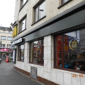 Seitenansicht vom mcdonalds am Ehrenfeldgürtel. 