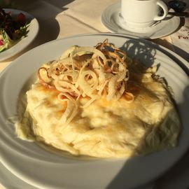 &Uuml;berbackene K&auml;sesp&auml;tzle mit Zwiebelringen 