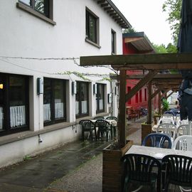 Die Bootshausterrasse bei Regen